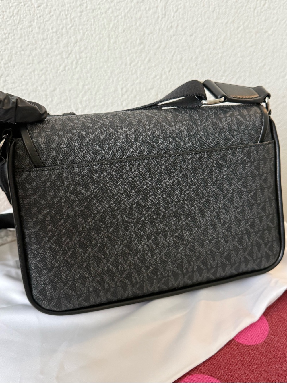 Michael Kors Bradshaw Medium Messenger MK Signature Black NWT - Picture 8 of 9